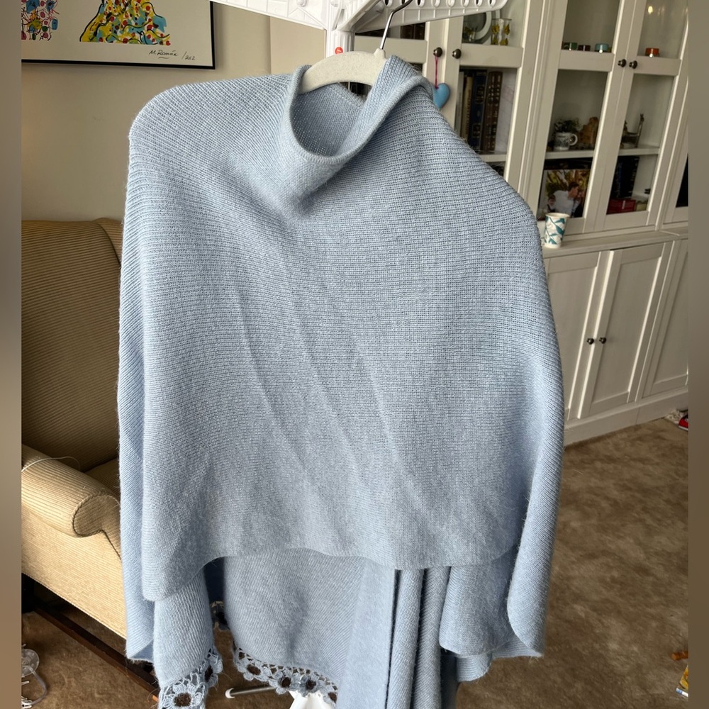 Women’s blue shawl. No size